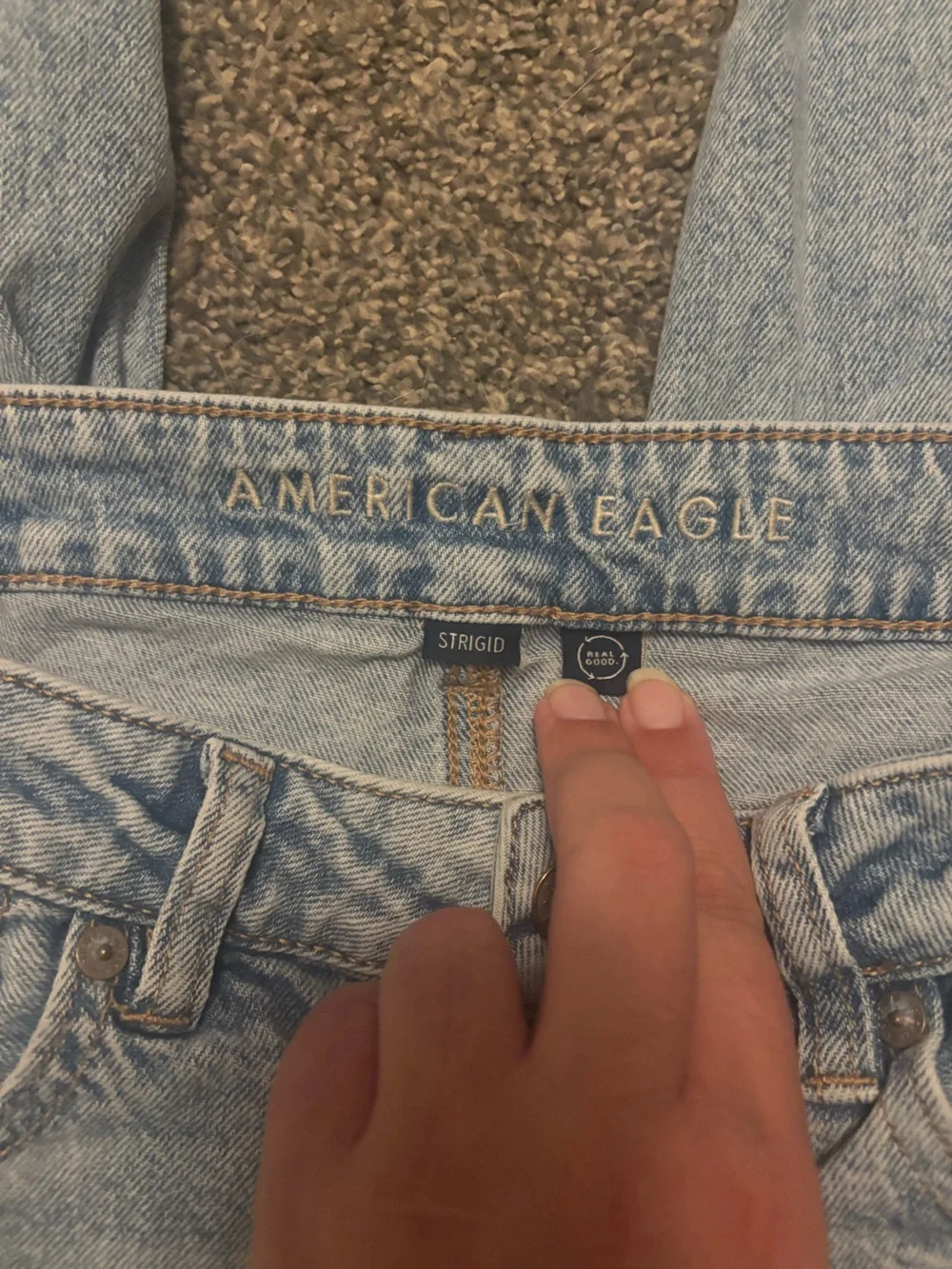 American Eagle Strigid light wash ripped denim mom jean, size 4